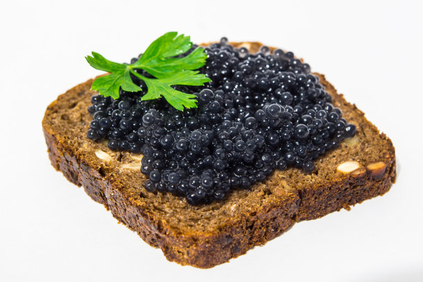 用新鲜鱼子酱做零食和酒。俄罗斯的开胃菜。素材图片