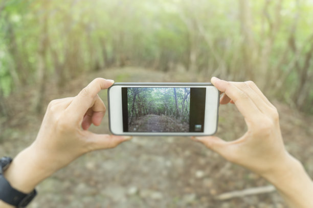 亚洲女性徒步旅行者在自然小径上行走。图片下载
