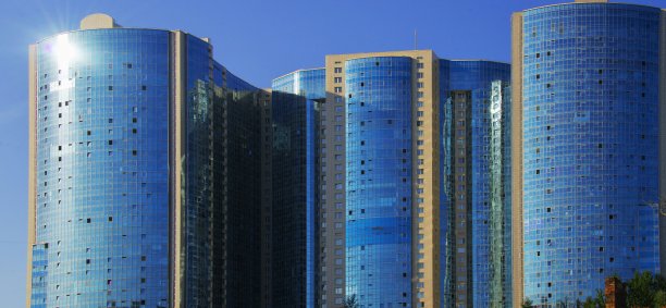 多层住宅小区。阳光反射在窗户上图片下载