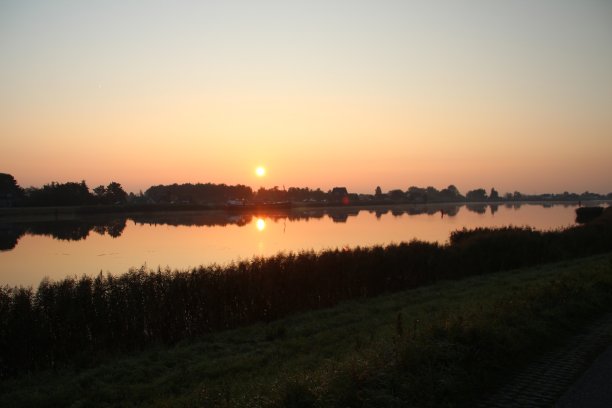 荷兰爱塞尔河上美丽的日出图片下载