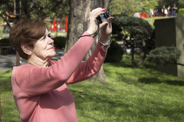 资深女性拍照图片下载