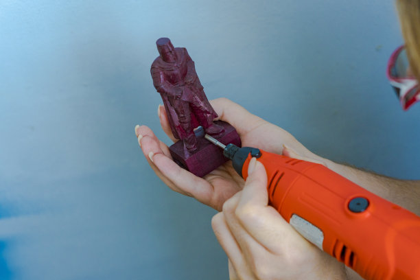 从树上摘下的骑士形象。珠宝商磨钻。用铣刀和路由器铣削手工制作的木制小雕像图片下载