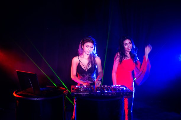 漂亮的亚洲女DJ播放音乐。图片下载