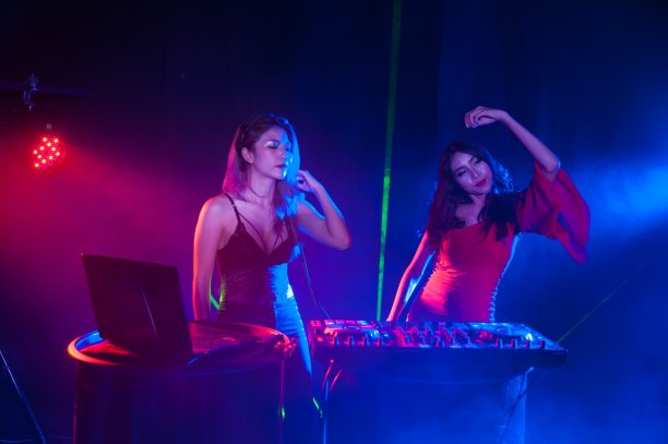 漂亮的亚洲女DJ播放音乐。图片下载