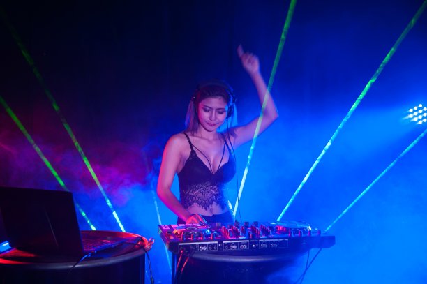 漂亮的亚洲女DJ播放音乐。图片下载