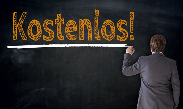 商人在黑板上写下Kostenlos(德语自由)的概念。图片下载
