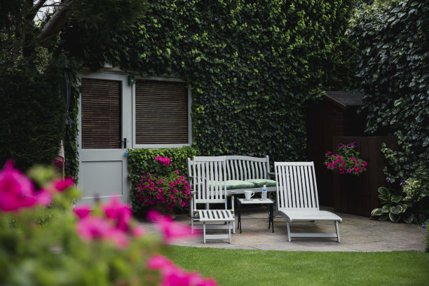 花园露台上的椅子素材图片