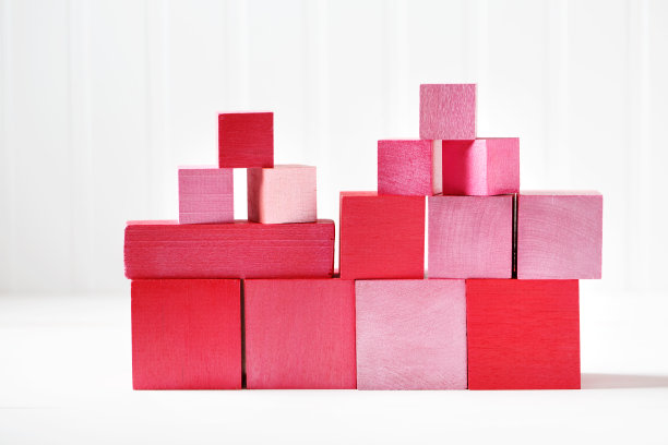 五颜六色的红色和粉红色的木块图片下载