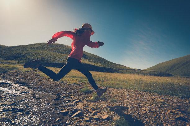 在草原小径上跑步的健身妇女图片下载