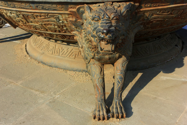 中式金属兽雕塑，特写照片图片下载