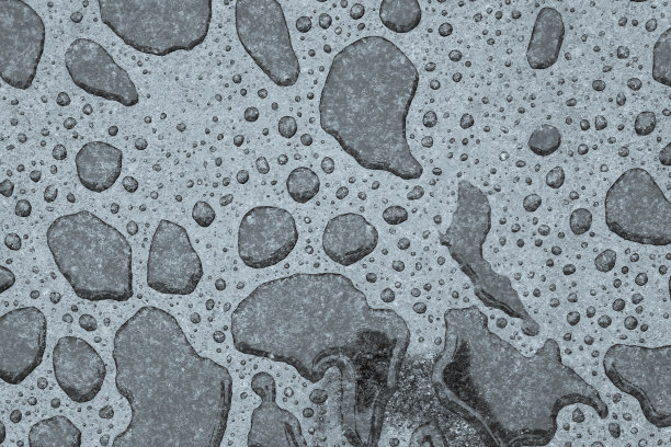 雨滴落在灰色的岩石和背景上图片下载