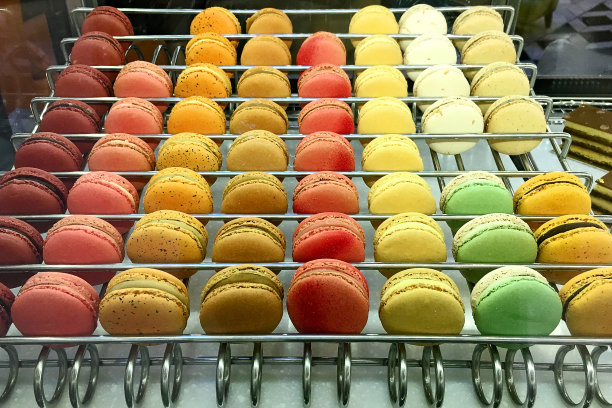 传统法式彩色杏仁饼筛。图片下载