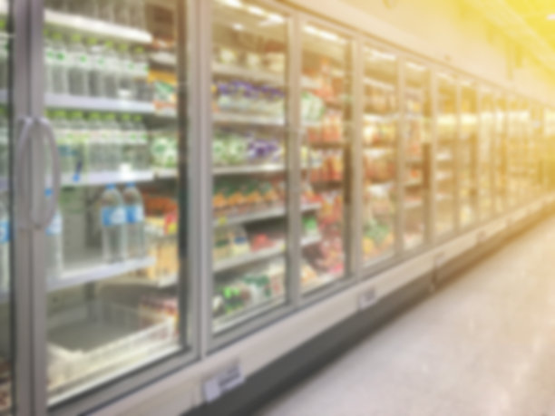 超市冰箱中各种产品的抽象模糊背景。图片下载