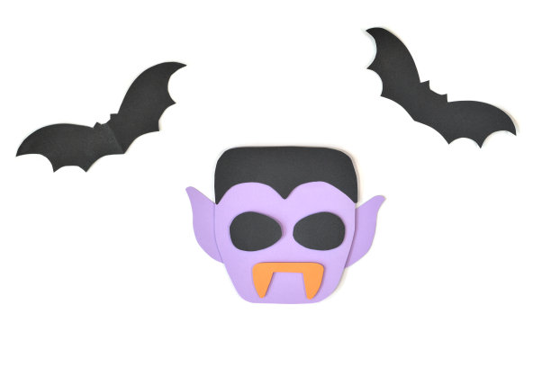 万圣节吸血鬼和蝙蝠在白色的背景图片下载