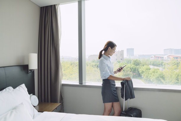在房间里手持智能手机的女人素材图片