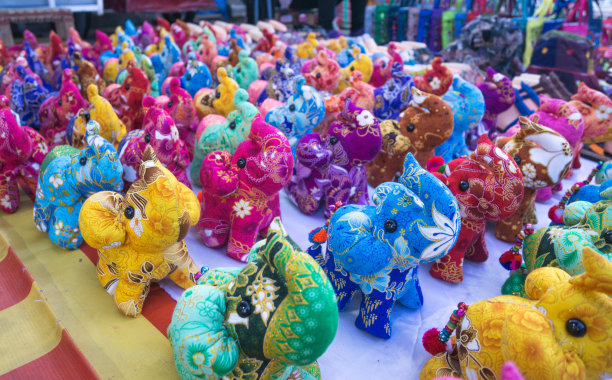 集市上五颜六色的大象娃娃图片下载