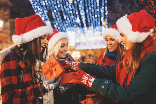 朋友打开礼物素材图片