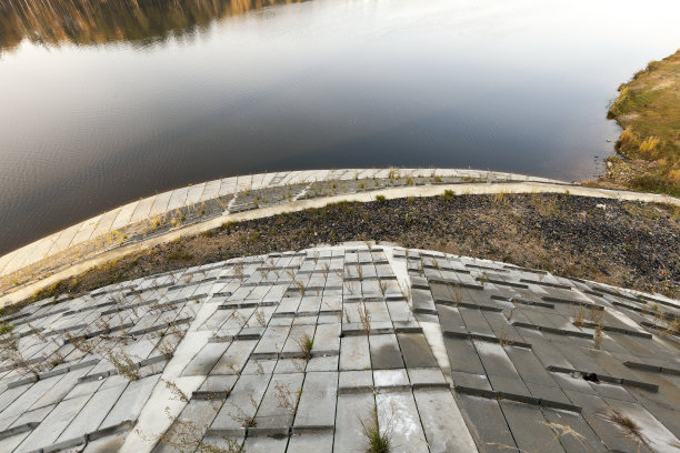 加固河边的海岸图片下载
