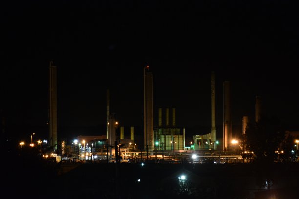 化工厂晚上亮起来了图片下载