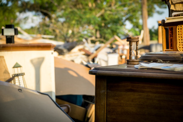 休斯顿房屋外的垃圾和碎片图片下载