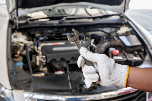 在修理厂用手握住汽车发动机扳手图片下载