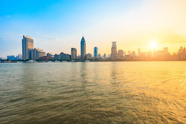 日落时分的黄浦江和上海现代都市风光图片下载