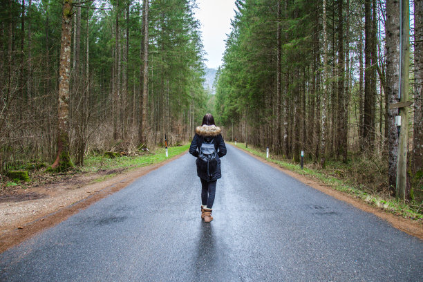 路上的女人图片下载