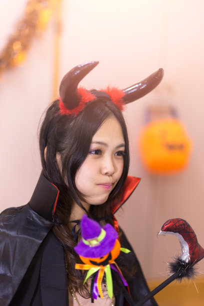 在万圣节穿着魔鬼服装的年轻女人图片下载