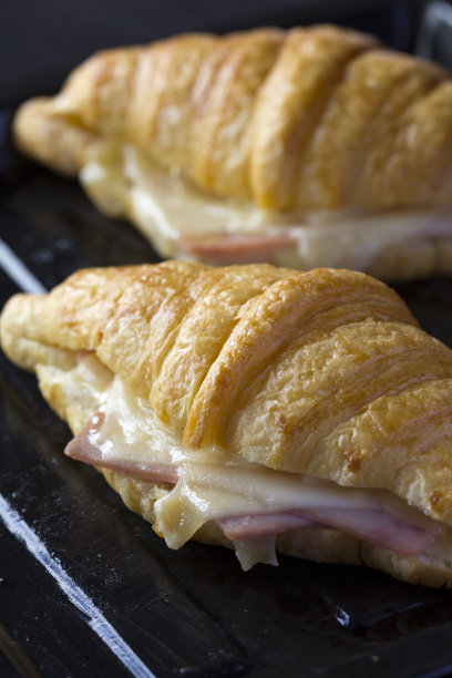 烤羊角面包配火腿芝士三明治图片下载