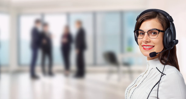 女呼叫中心话务员戴耳机在商务办公室后面图片下载
