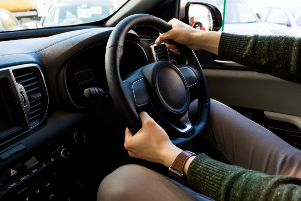 顾客检查汽车的中段图片下载