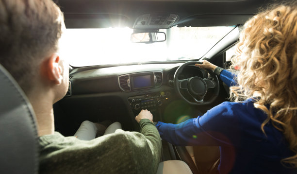 女人开车，男人坐在车里图片下载