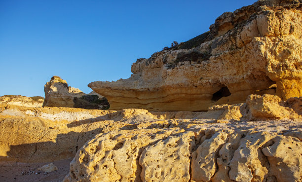 葡萄牙阿尔加维海滩的海景图片在夏天的清晨阳光图片下载