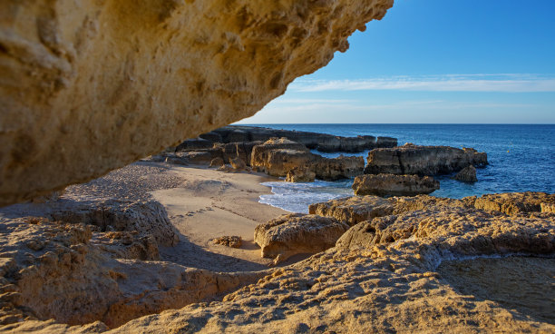 葡萄牙阿尔加维海滩的海景图片在夏天的清晨阳光图片下载