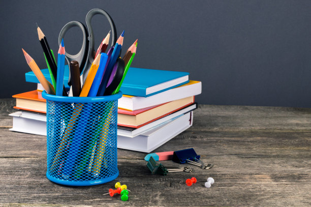 桌上有文具盒和学习用具。回到学校图片下载