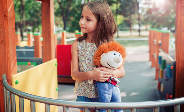 孩子在操场上图片下载