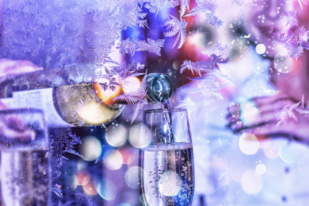 庆祝。情人节。侍酒师或侍者将白葡萄酒倒入玻璃杯中。新年,圣诞节。图片下载