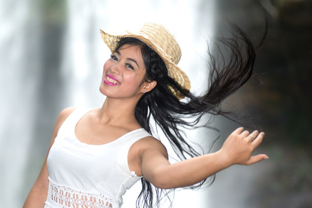 一个漂亮的亚洲女人在扯她的头发。图片下载