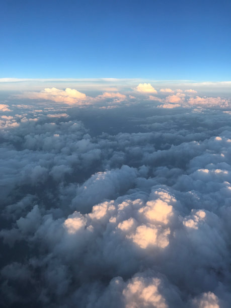 云在飞行中图片下载