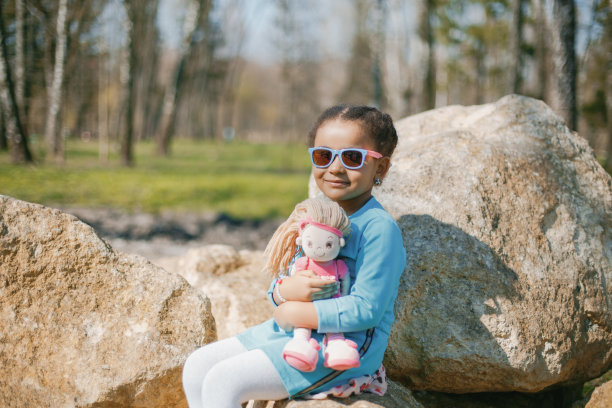 女孩在公园图片下载