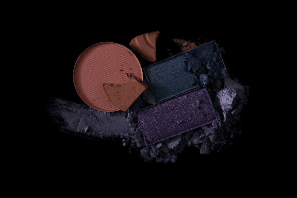 在黑色的背景上洒出眼睛的阴影图片下载