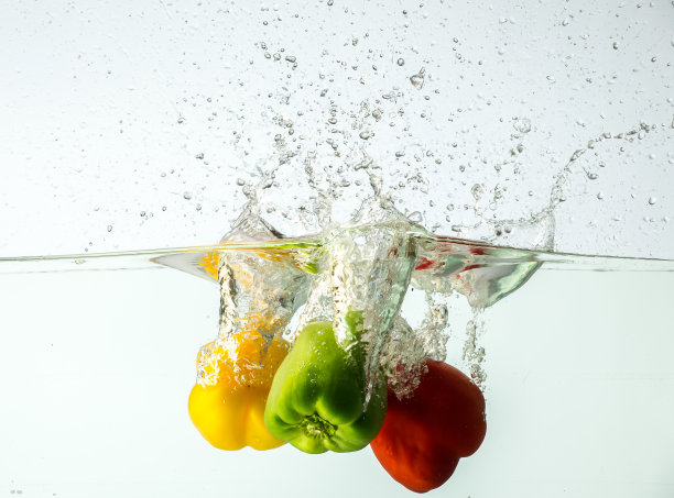 辣椒溅到水里图片下载