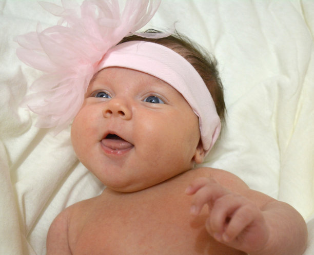 可爱的小女孩，头戴粉红色的花图片下载