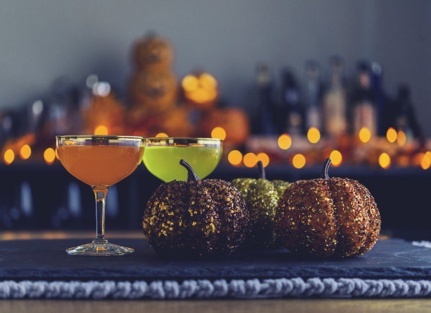 万圣节的时间。闪亮的南瓜搭配充满活力的鸡尾酒图片下载