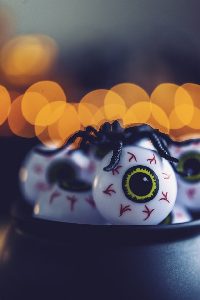 万圣节的时间。大锅里装满了眼球和蜘蛛图片下载