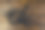 木桌上放着黑色耳机。俯视图图片下载