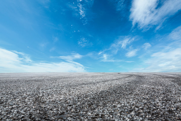 柏油路环线和天空云和汽车轮胎刹车图片下载