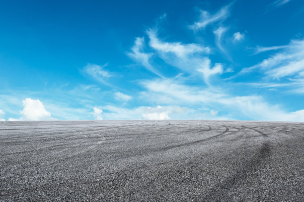 柏油路环线和天空云和汽车轮胎刹车图片下载