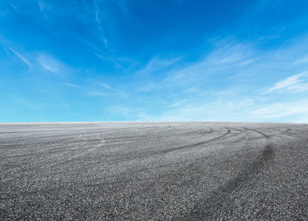 柏油路环线和天空云和汽车轮胎刹车图片下载