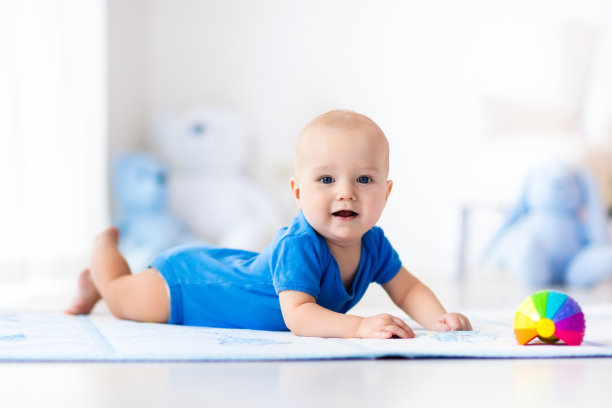 小男孩在玩玩具球素材图片